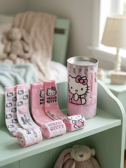 Lot de 4 Paires de Chaussettes Hello Kitty mis en scène dans un décor du quotidien