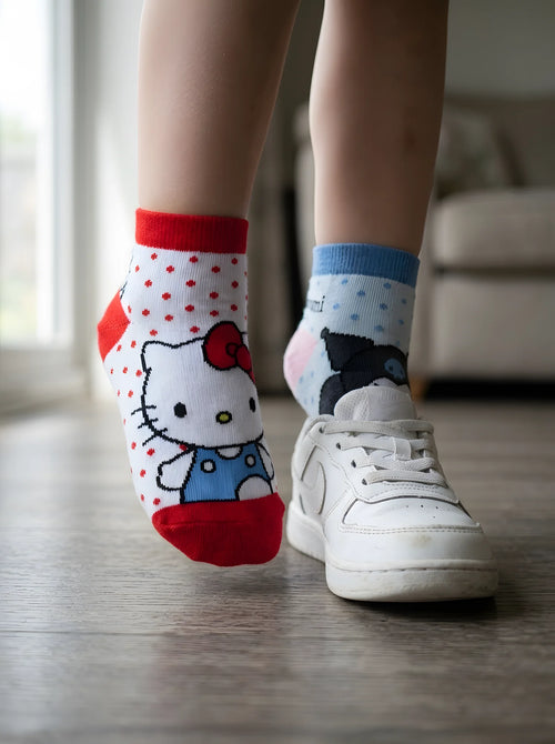 Lot de 7 Paires de Chaussettes Basses Hello Kitty en situation d'utilisation