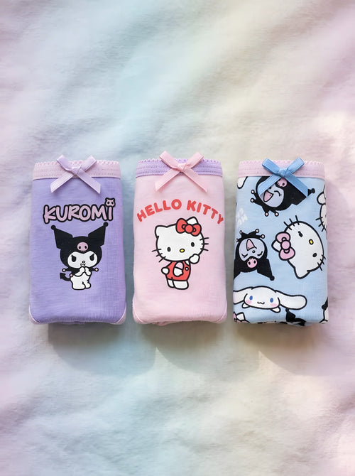 Lot de 3 Culottes Hello Kitty Fille mis en scène dans un décor du quotidien