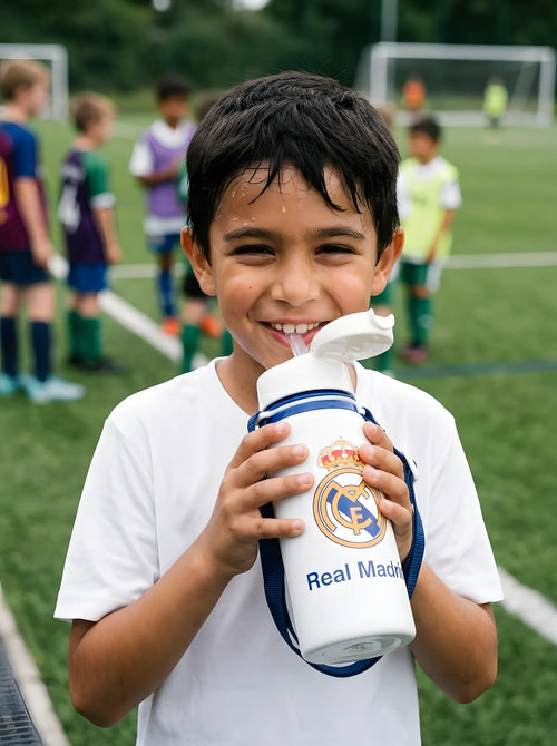 Gourde Real Madrid 600 ml en aluminium blanc en situation d'utilisation