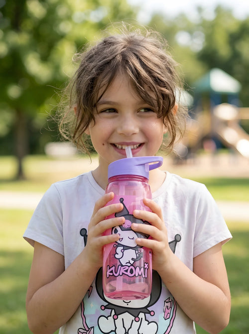 Gourde Kuromi Sanrio 600 ml en plastique PP rose translucide en situation d'utilisation