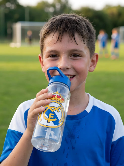 Gourde Real Madrid 600 ml en plastique PP transparent en situation d'utilisation