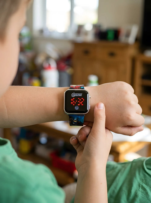 Montre LED Avengers enfant en situation d'utilisation