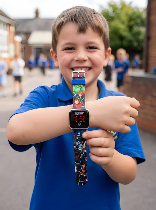 Montre LED Avengers enfant mis en scène dans un décor du quotidien