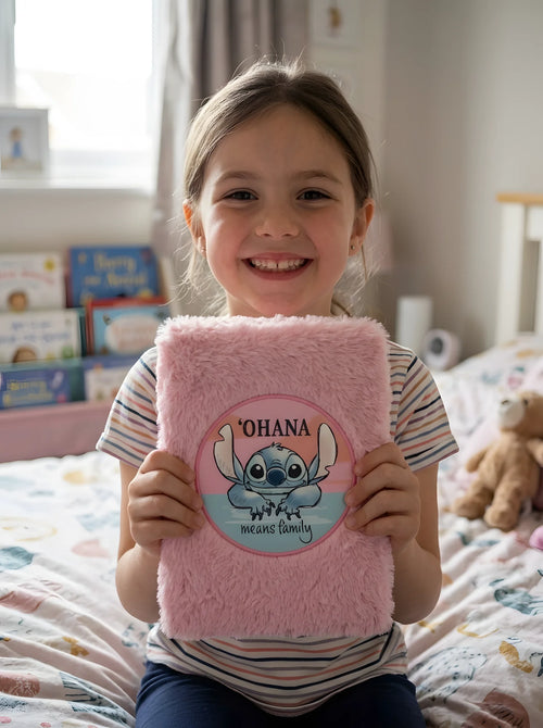 Carnet Stitch A5 couverture peluche rose mis en scène dans un décor du quotidien