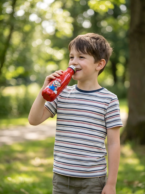 Gourde Super Mario forme cola en inox rouge en situation d'utilisation