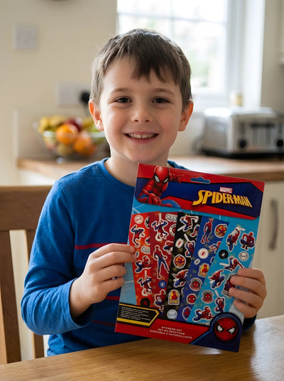 Set d'autocollants Spider-Man Marvel mis en scène dans un décor du quotidien