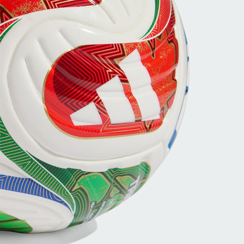 Détail du logo adidas et des motifs de la Coupe du Monde 2026 sur le ballon