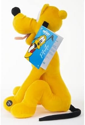 Gros plan sur la tête de la peluche Pluto avec ses grandes oreilles et son museau noir