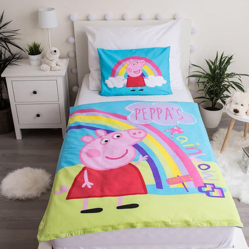 Gros plan sur le motif coloré Peppa Pig imprimé sur la housse de couette