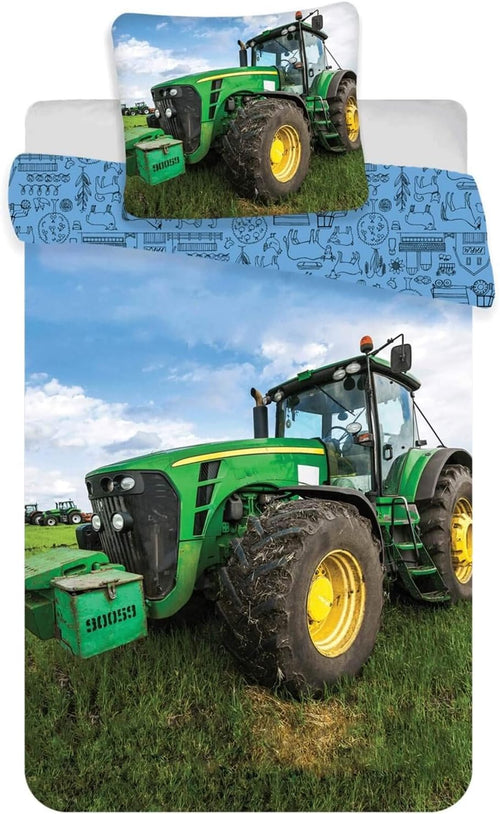 Parure de lit junior motif tracteur coloré installée sur un lit d’enfant