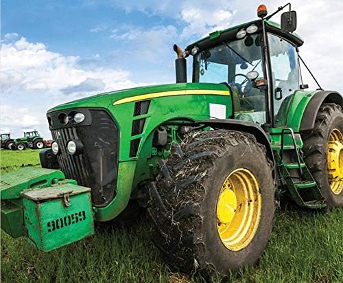 Gros plan sur le motif tracteur rouge, bleu et jaune de la housse de couette