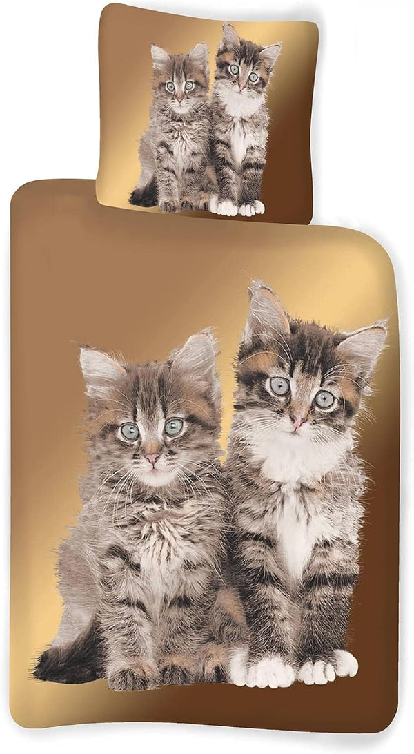 Parure de lit enfant beige avec bébés chats sur lit une personne dans une chambre cosy