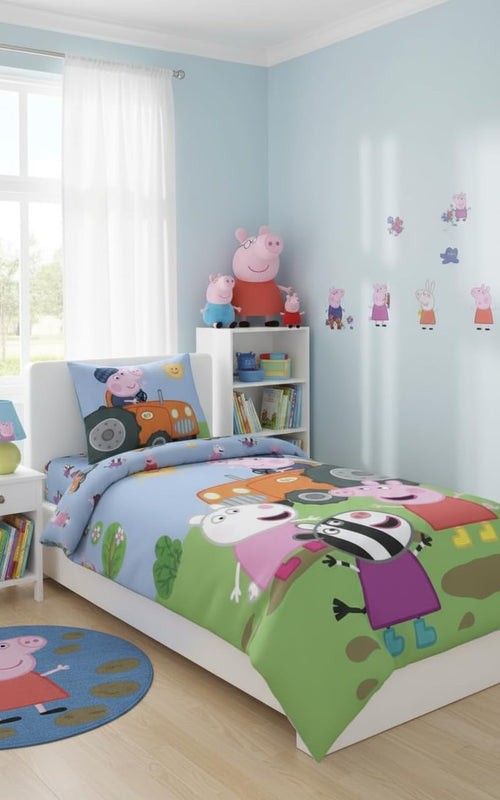Zoom sur Peppa Pig en tracteur dans un décor de ferme coloré sur la housse de couette