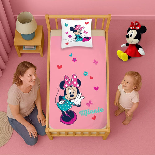 Parure de lit Minnie Mouse Disney rose avec housse de couette et taie assortie sur lit junior