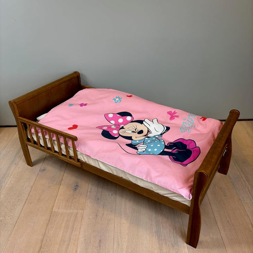 Zoom sur le motif Minnie Mouse rose avec détails floraux délicats sur la housse de couette