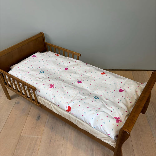 Vue rapprochée de la taie d’oreiller 40x60 cm avec le visage de Minnie et fleurs pastel