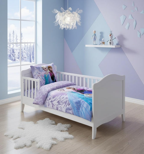 Gros plan sur le motif Elsa et Anna aux couleurs glacées de la housse de couette