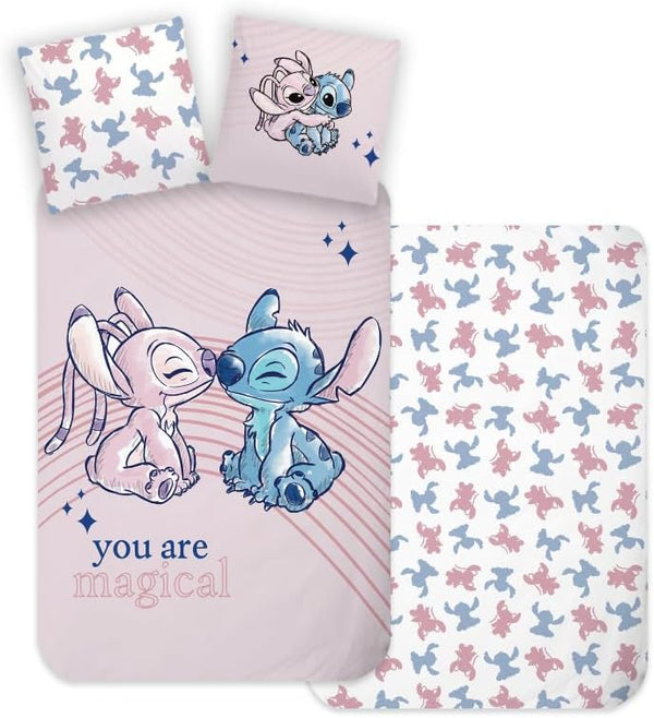 Parure de lit bébé Stitch et Angel rose réversible en coton sur lit junior