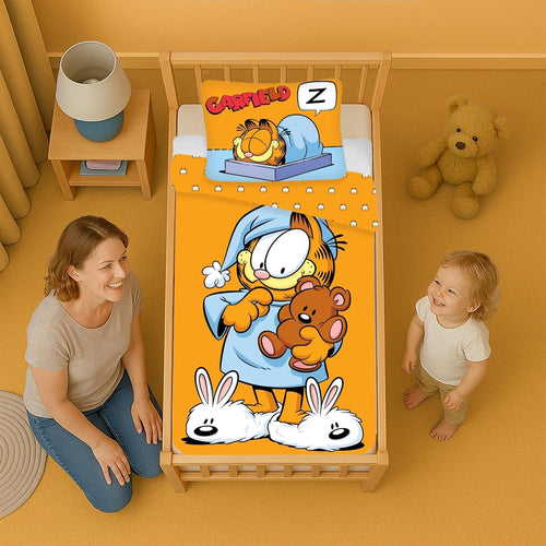 Gros plan sur Garfield allongé et ses expressions amusantes sur la housse de couette