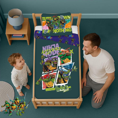 Gros plan sur les Tortues Ninja en pleine action sur la housse de couette multicolore