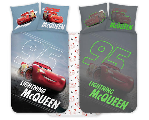 Parure de lit Disney Cars McQueen phosphorescente installée sur un lit bébé