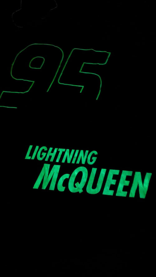 Détail des éléments phosphorescents sur le motif Lightning McQueen dans le noir