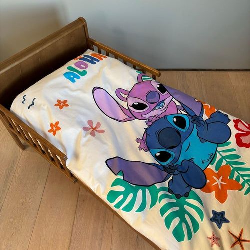 Gros plan sur les motifs Stitch & Angel et les détails colorés de la housse de couette