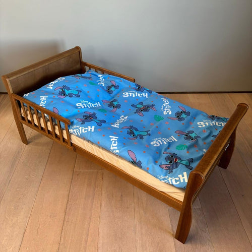 Vue de la parure de lit Stitch & Angel côté réversible avec design alternatif