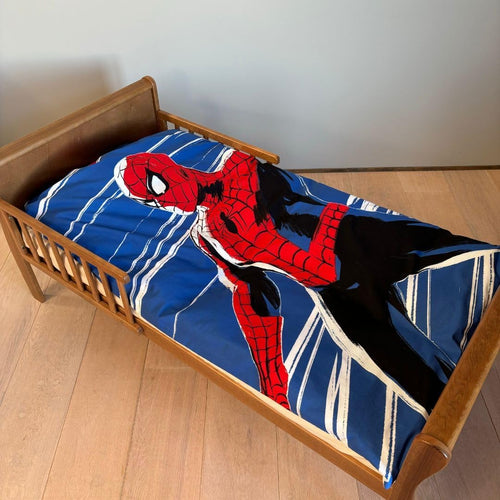 Gros plan sur Spider-Man en action et les motifs de toiles sur la housse de couette
