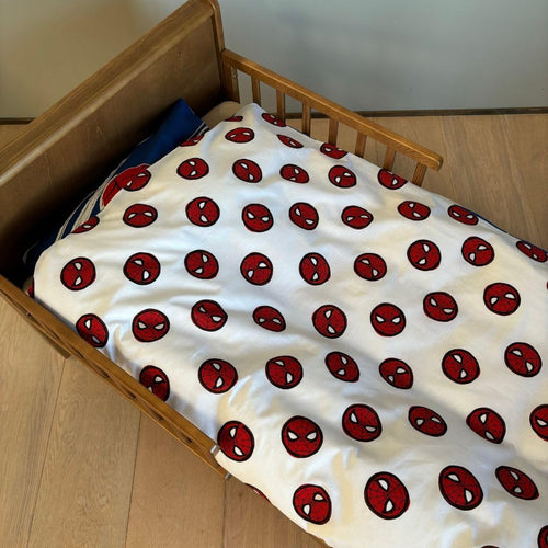 Détail de la taie d’oreiller 40x45 cm avec le visage de Spider-Man et les étoiles