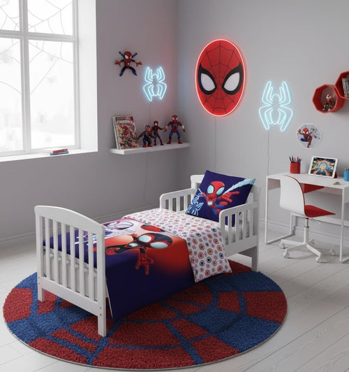 Gros plan sur Spidey, Ghost-Spider et Spin imprimés sur la housse de couette colorée