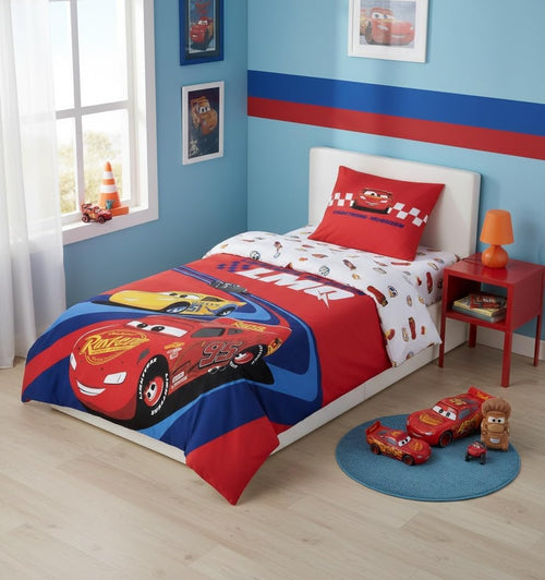 Gros plan sur le motif Lightning McQueen et Cruz sur la housse de couette en coton