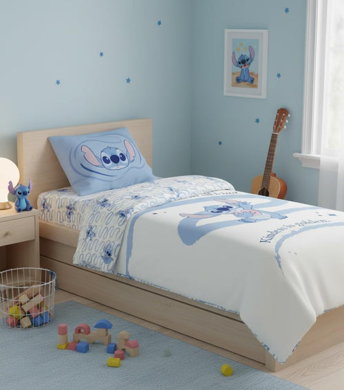 Gros plan sur le motif coloré de Stitch et les détails de l’imprimé sur la housse de couette