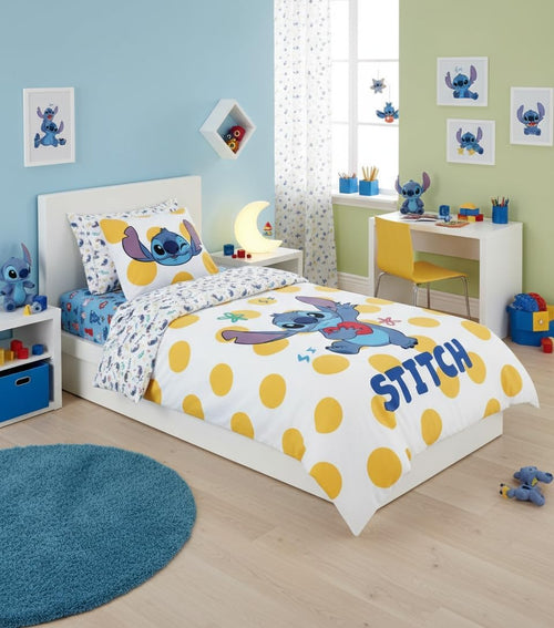 Gros plan sur le motif Stitch bleu et jaune sur fond blanc de la housse de couette