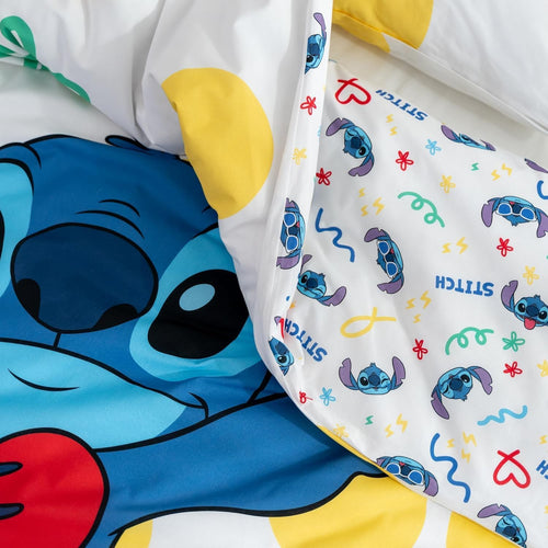 Présentation complète de la parure de lit Stitch avec housse de couette et taie coordonnées