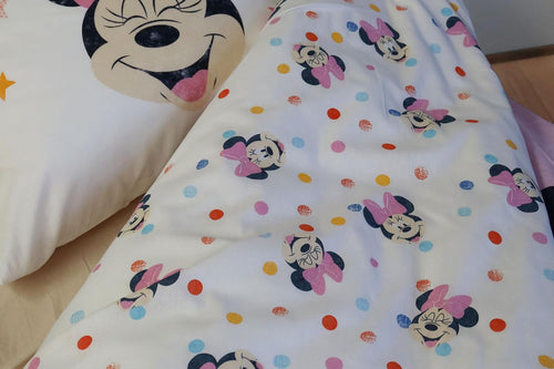 Housse de couette Minnie Mouse 140x200 cm dépliée montrant l’ensemble du motif