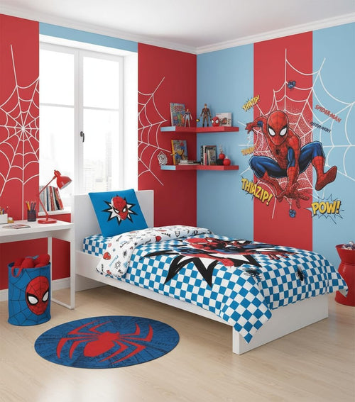 Gros plan sur le motif Spider-Man Marvel dynamique au centre de la housse de couette