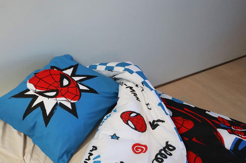 Vue de la parure de lit Spider-Man dépliée montrant l’ensemble du design multicolore