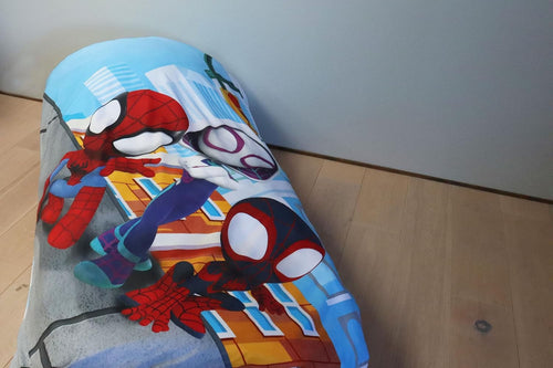Vue de la housse de couette 140x200 cm montrant l’ensemble du décor Spidey
