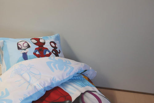 Zoom sur le tissu 100 % coton de la parure de lit Spidey & Friends