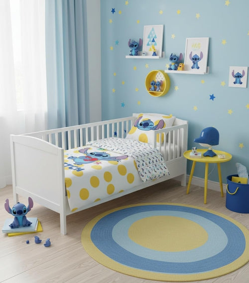 Gros plan sur le motif principal Stitch coloré au centre de la housse de couette