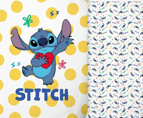 Zoom sur le tissu en coton montrant la texture douce et les finitions soignées