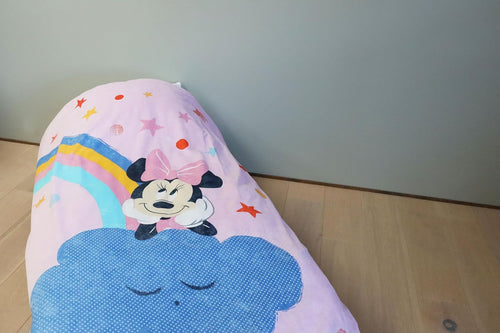 Détail de la taie d’oreiller Minnie Mouse avec visage souriant et lettrage coloré