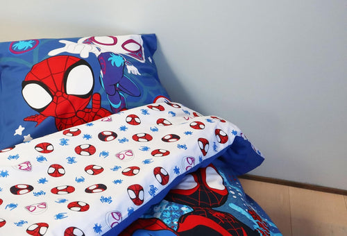 Détail de la taie d’oreiller et de la housse de couette réversible Spidey en coton