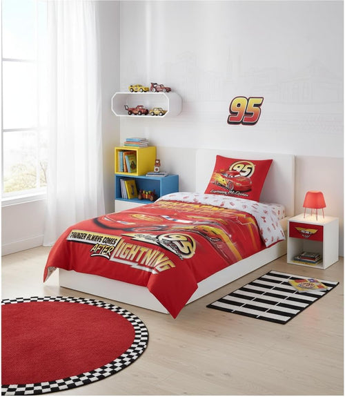 Gros plan sur Flash McQueen et les motifs de course rouges et colorés sur la housse de couette