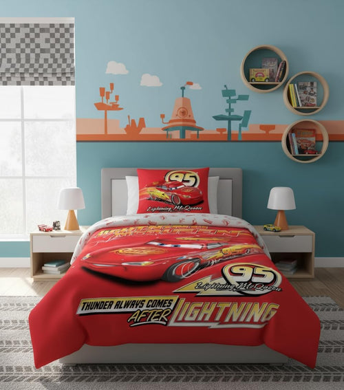 Détail de la taie d’oreiller 60x65 cm avec le personnage McQueen et décor de circuit