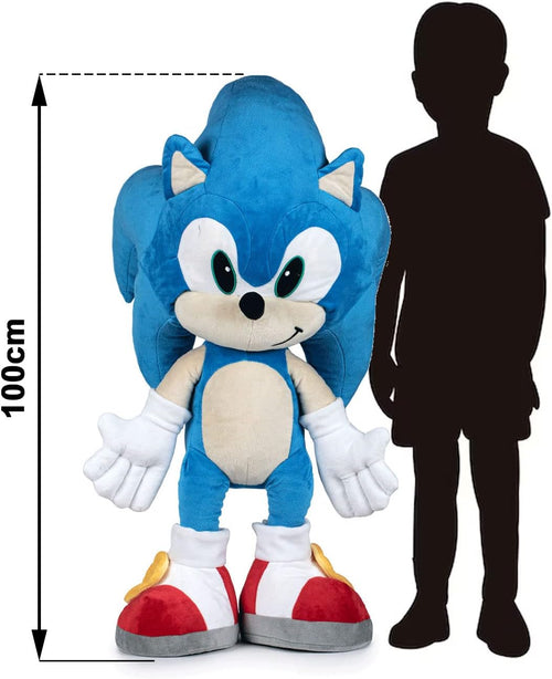 Peluche Sonic 70 cm posée sur un lit d’enfant, utilisée en décoration