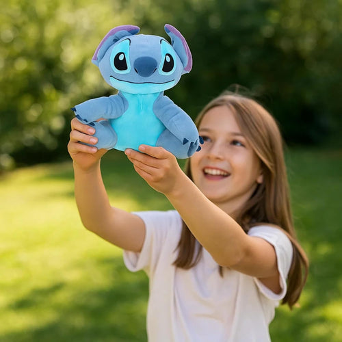 Tirelire peluche Stitch posée sur une étagère de chambre d’enfant