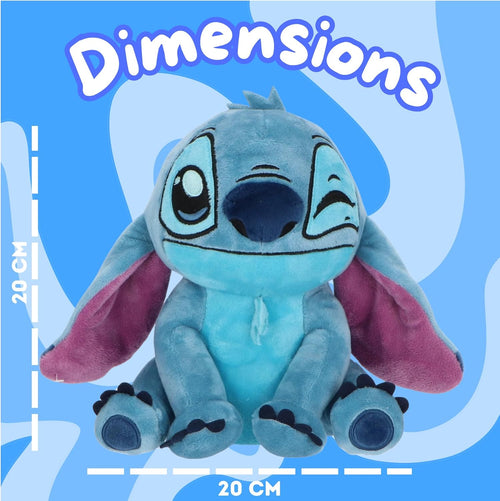 Peluche tirelire Stitch tenue dans les mains pour montrer sa taille